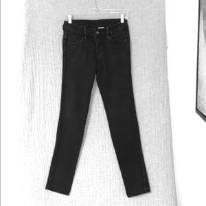 Low waist skinny pair of black jeans